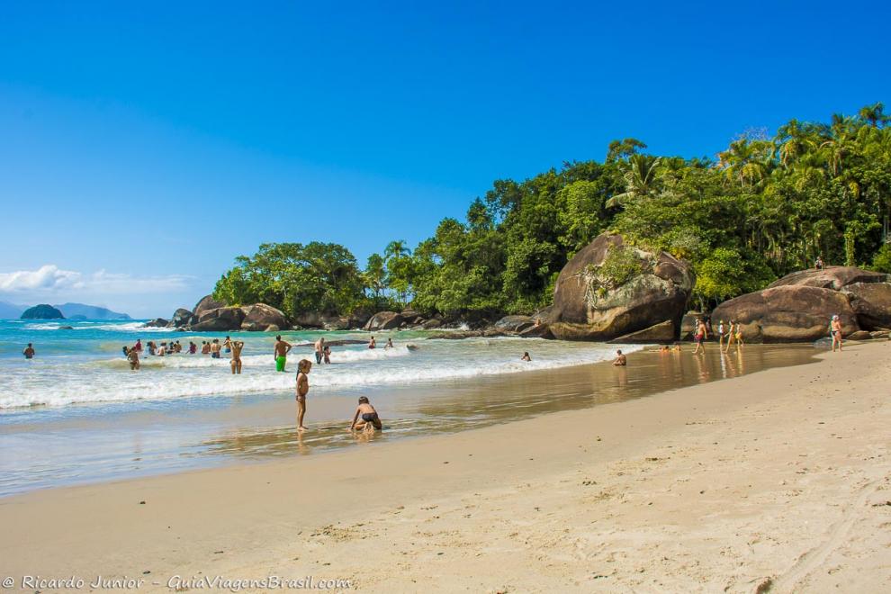 Imagem de uma praia ideal para famílias em Ubatuba.